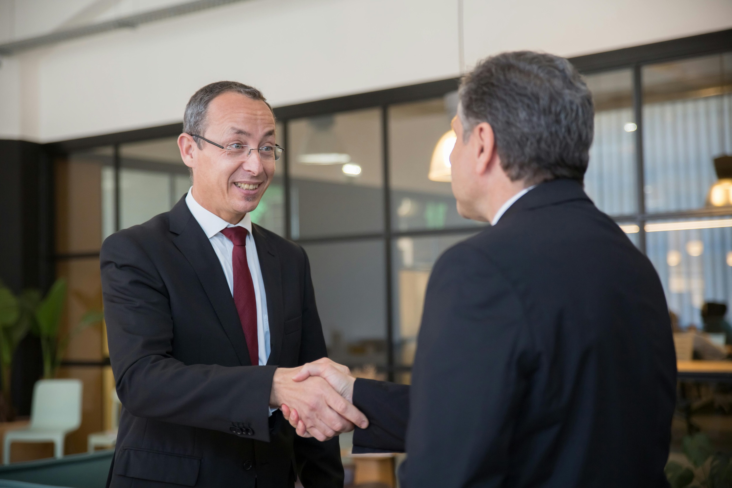 FrancescoPecoraro.com_The Impact of a Confident Handshake