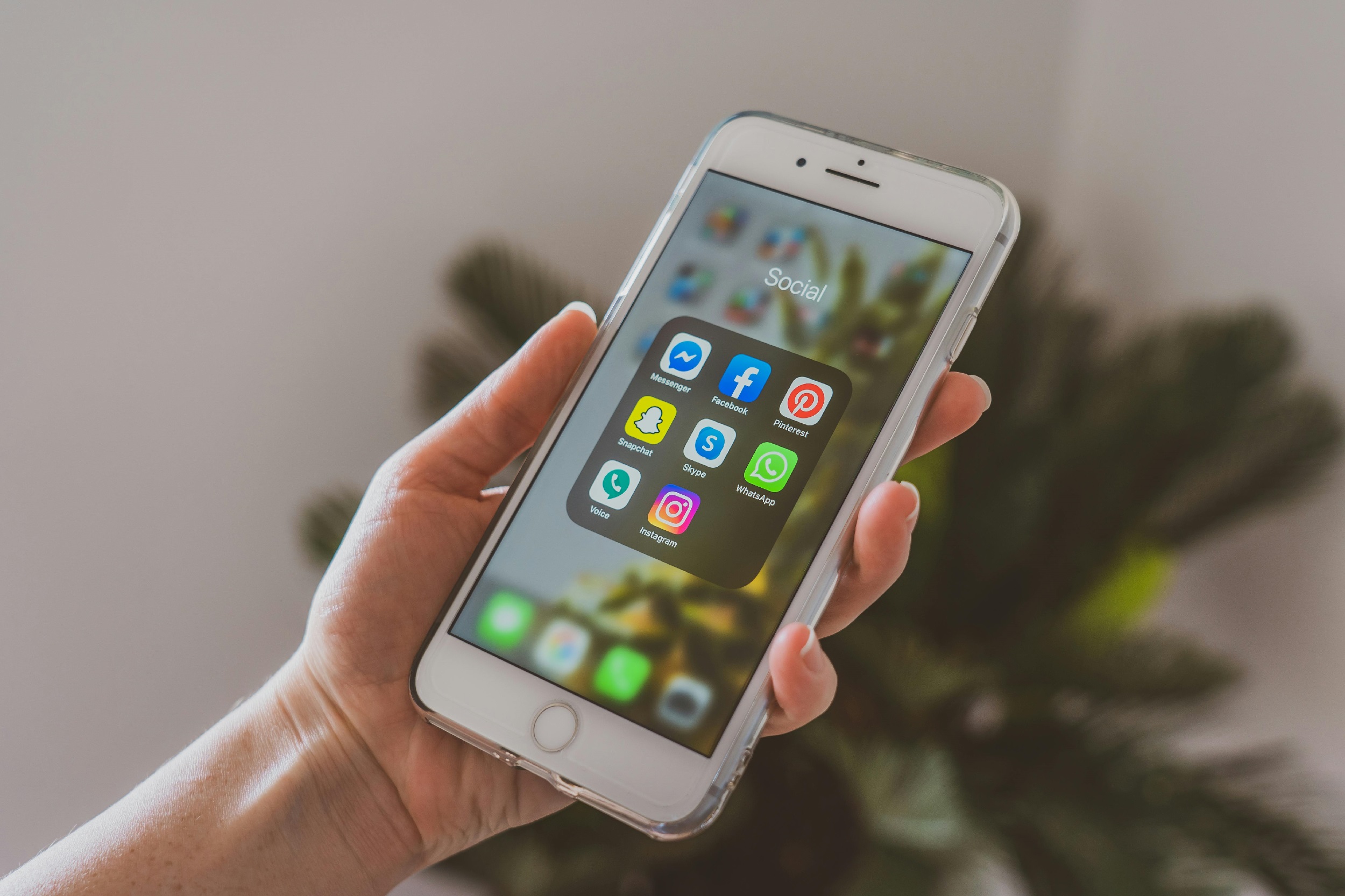 FrancescoPecoraro.com_How to Use Social Media to Strengthen Real-Life Connections