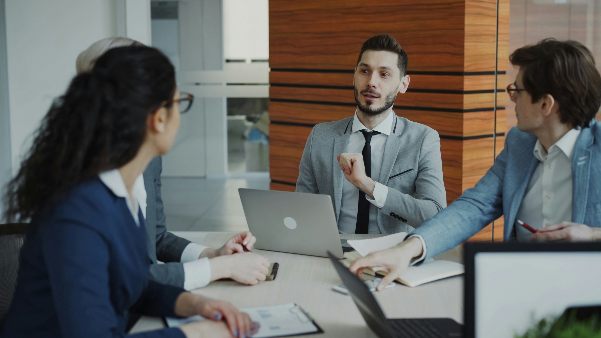 FrancescoPecoraro.com_The Simple Trick to Speak With Authority in Meetings